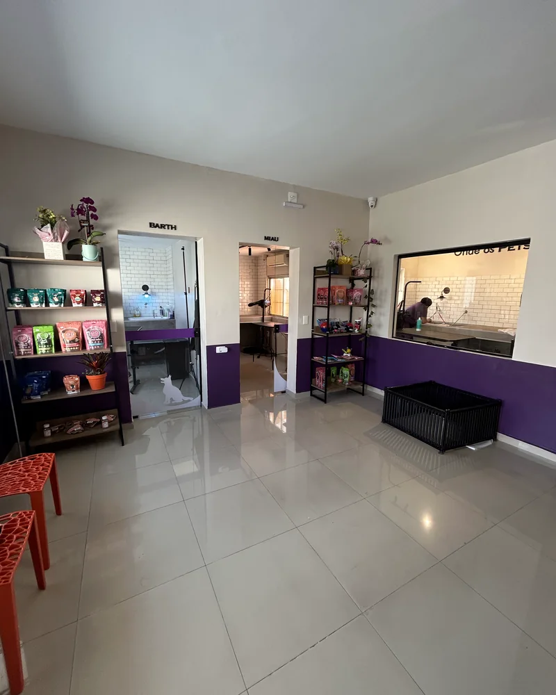 Loja e corredor do novo espaço do Shiba Pet Care, com prateleiras de produtos
