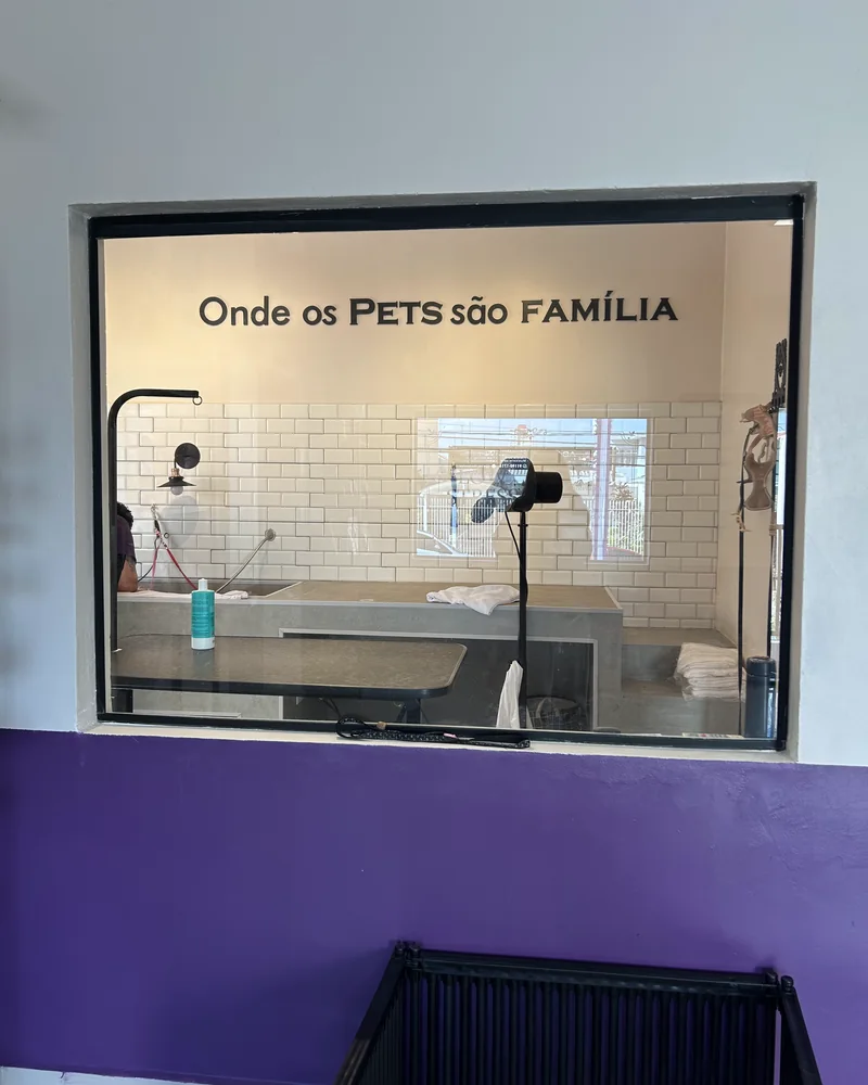 Janela da sala de banho com a frase "Onde os pets são família"